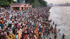 Pilgrims in India converge on the Ganges River to wash away their sins