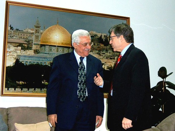 Yossi Beilin chats with Mahmoud Abbas