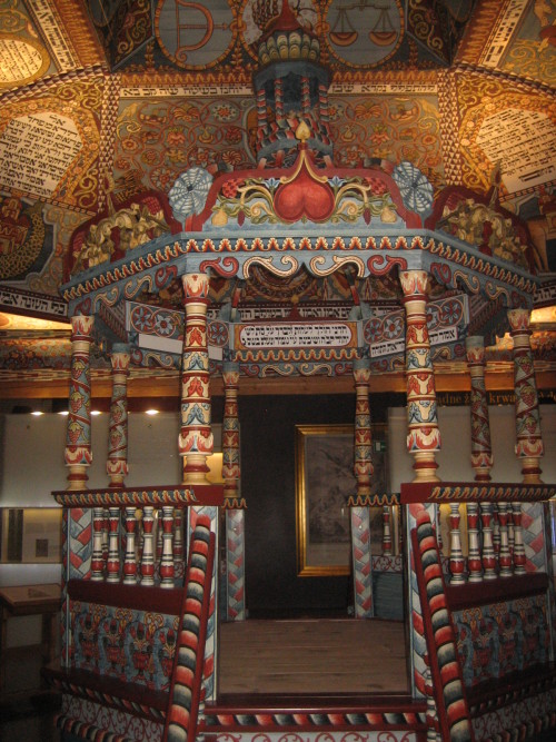 The synagogue's bimah (Sheldon Kirshner photo)