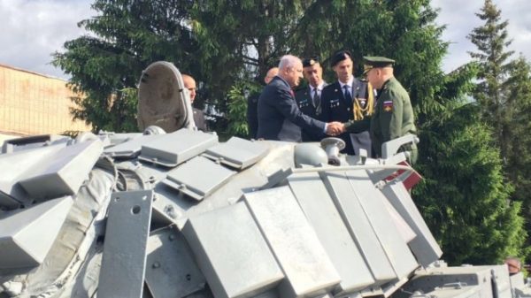 Benjamin Netanyahu inspects an Israeli tank returned to Israel by Russia