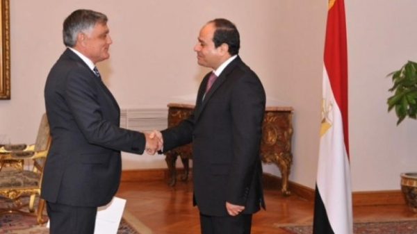 Haim Koren greets Abdel Fattah al-Sisi in Cairo in 2014