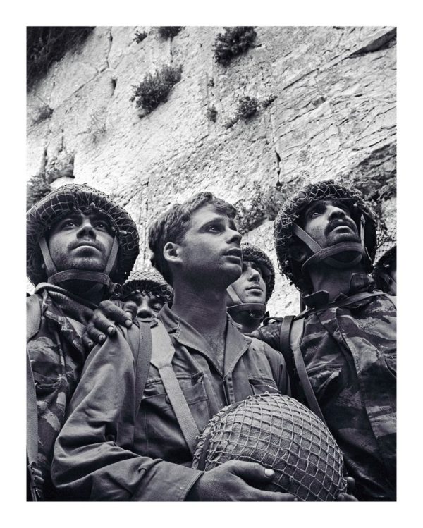 Israeli paratroopers gather at the Western Wall in Jerusalem in 1967