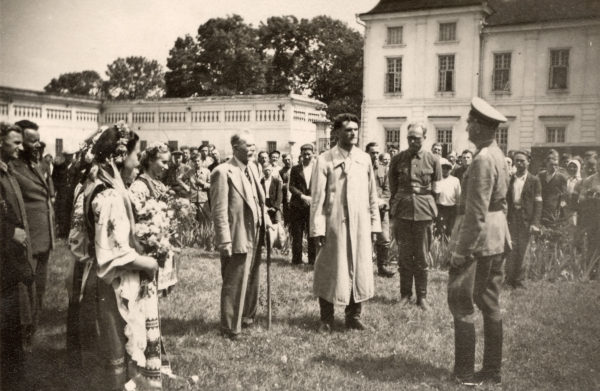 Ukrainians greet a German army officer in early 1940s